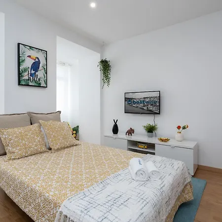 Host Wise - Colorful Fresh Flats - Batalha