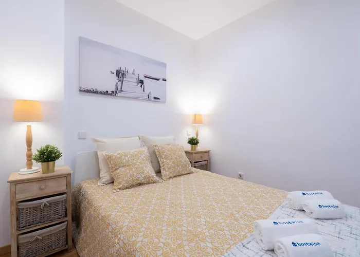 Host Wise - Colorful Fresh Flats - Batalha 波尔图