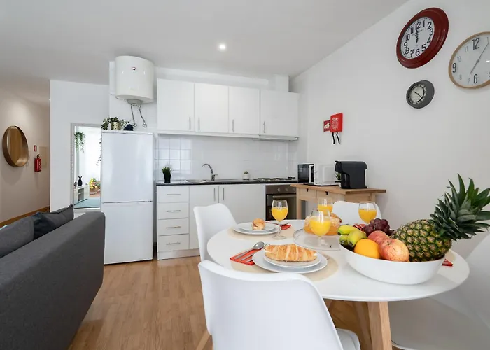 Host Wise - Colorful Fresh Flats - Batalha Oporto