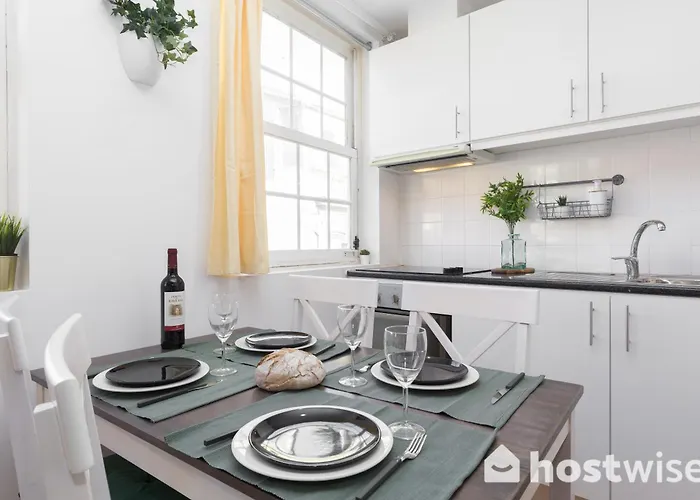 Host Wise - Colorful Fresh Flats - Batalha