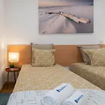 Host Wise - Colorful Fresh Flats - Batalha *
